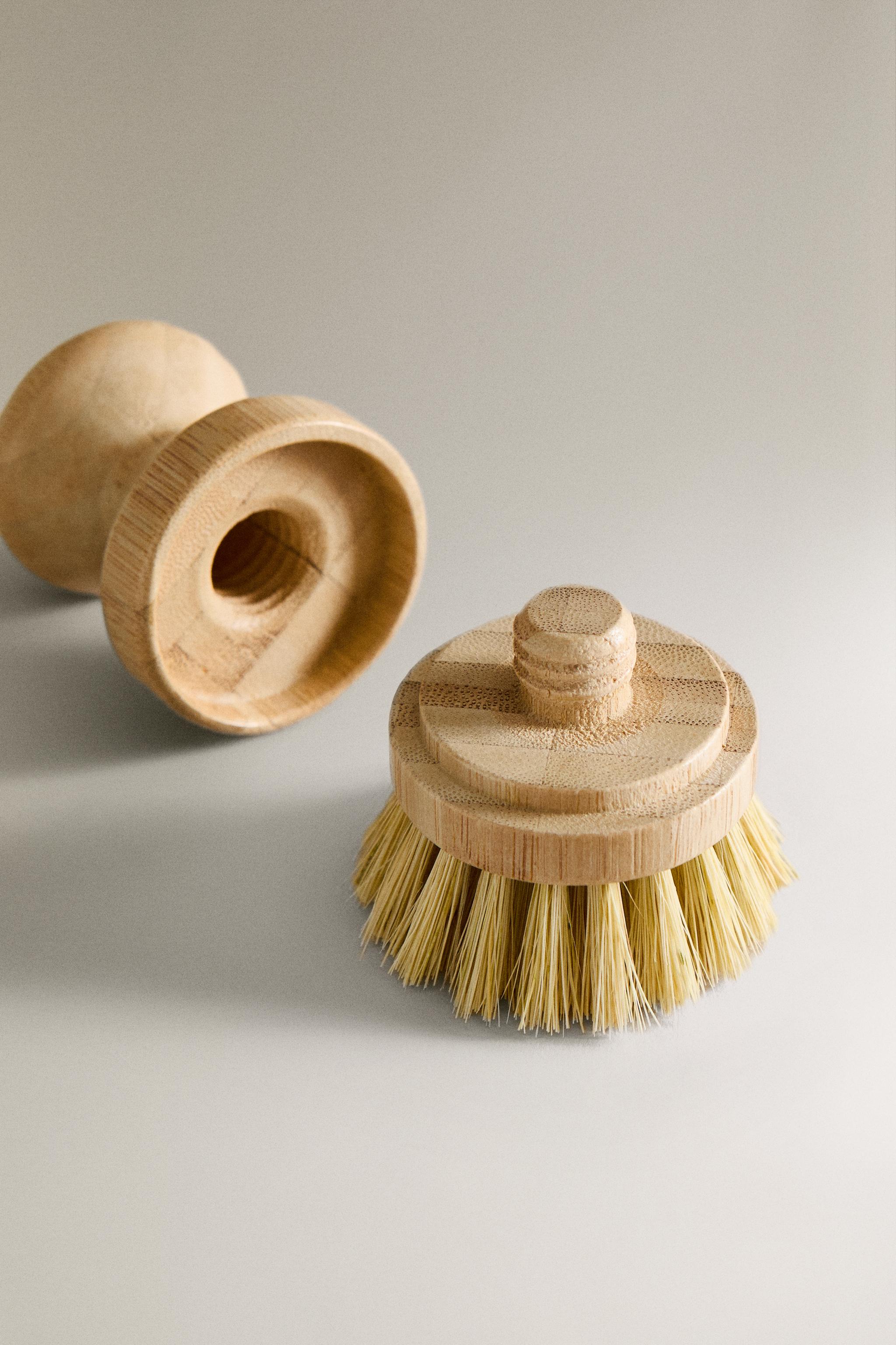 SMALL BRUSH WITH INTERCHANGEABLE BRISTLES